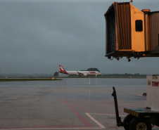 Chegada das vacinas contra a Covid-19 no Aeroporto Afonso Pena em Curitiba-  18/01/2021 - Foto: Geraldo Bubniak/AEN