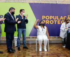 A enfermeira Lucimar Josiane de Oliveira, de 44 anos, foi a primeira pessoa vacinada contra a Covid-19 no Paraná. Junto com outros sete colegas que desde o início da pandemia atuam na linha de frente do Complexo Hospitalar do Trabalhador, às 21h48 desta segunda-feira (18), a parnanguara recebeu a primeira dose do imunizante, em evento na capela do Hospital do Trabalhador, em Curitiba.