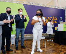 A enfermeira Lucimar Josiane de Oliveira, de 44 anos, foi a primeira pessoa vacinada contra a Covid-19 no Paraná. Junto com outros sete colegas que desde o início da pandemia atuam na linha de frente do Complexo Hospitalar do Trabalhador, às 21h48 desta segunda-feira (18), a parnanguara recebeu a primeira dose do imunizante, em evento na capela do Hospital do Trabalhador, em Curitiba.