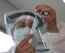 LONDRINA - Dsitribuiçãoo das vacinas contra a Covid-19 . Foto:Gustavo Tacaki