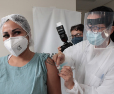 LONDRINA - Dsitribuiçãoo das vacinas contra a Covid-19 . Foto:Gustavo Tacaki