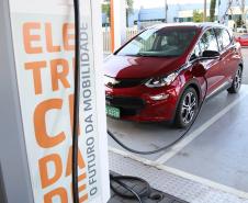 Faz pouco mais de dois anos que a Copel inaugurou a maior eletrovia com postos de recarga rápida para carros elétricos do País e o balanço deste período, analisam especialistas, é promissor. -  Foto: Dani Catisti/Copel