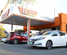 Faz pouco mais de dois anos que a Copel inaugurou a maior eletrovia com postos de recarga rápida para carros elétricos do País e o balanço deste período, analisam especialistas, é promissor. -  Foto: Dani Catisti/Copel