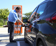 Faz pouco mais de dois anos que a Copel inaugurou a maior eletrovia com postos de recarga rápida para carros elétricos do País e o balanço deste período, analisam especialistas, é promissor. -  Foto: Dani Catisti/Copel