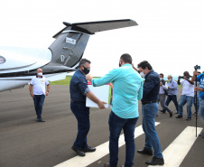 APUCARANA  -  Dsitribuicao  das vacinas contra a Covid-19 no Aeroporto de Apucarana com o Secretario de Estado da Saude, Beto Preto n-  19/01/2021 - Foto: Geraldo Bubniak/AEN