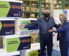 CURITIBA  -  Distribuicao  das vacinas contra a Covid-19 em Curitiba, pelo secretário estadual da Saúde, Beto Preto, no Centro de Medicamentos do Paraná (Cemepar), com a secretária municipal de Curitiba, Márcia Huçulak. -  Foto: Amércio Antonio/SESA