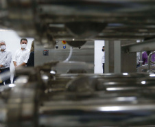 O governador Carlos Massa Ratinho Junior comemorou nesta quarta-feira (20) novos investimentos privados na indústria de bebidas no Paraná. Eles englobam cervejas, refrigerantes e sucos. A Ambev alocará R$ 385 milhões em fábricas em Ponta Grossa (Campos Gerais) e Almirante Tamandaré (Região Metropolitana de Curitiba) e a Villa Puree outros R$ 5 milhões em Santo Antônio do Paraíso (Norte).