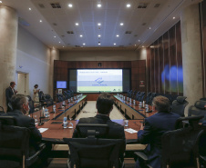 O secretário nacional de Habitação, Alfredo Santos, e o governador Carlos Massa Ratinho Junior conversaram em Curitiba nesta segunda-feira (25) sobre as perspectivas de novos investimentos para o Paraná. Eles fizeram apresentações sobre as políticas públicas dos executivos federal e estadual para o setor a um público virtual formado por dezenas de prefeitos e gestores públicos do Estado, via videoconferência.