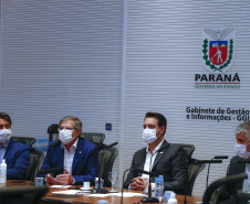 O secretário nacional de Habitação, Alfredo Santos, e o governador Carlos Massa Ratinho Junior conversaram em Curitiba nesta segunda-feira (25) sobre as perspectivas de novos investimentos para o Paraná. Eles fizeram apresentações sobre as políticas públicas dos executivos federal e estadual para o setor a um público virtual formado por dezenas de prefeitos e gestores públicos do Estado, via videoconferência.