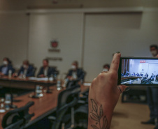 O secretário nacional de Habitação, Alfredo Santos, e o governador Carlos Massa Ratinho Junior conversaram em Curitiba nesta segunda-feira (25) sobre as perspectivas de novos investimentos para o Paraná. Eles fizeram apresentações sobre as políticas públicas dos executivos federal e estadual para o setor a um público virtual formado por dezenas de prefeitos e gestores públicos do Estado, via videoconferência.