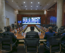 O secretário nacional de Habitação, Alfredo Santos, e o governador Carlos Massa Ratinho Junior conversaram em Curitiba nesta segunda-feira (25) sobre as perspectivas de novos investimentos para o Paraná. Eles fizeram apresentações sobre as políticas públicas dos executivos federal e estadual para o setor a um público virtual formado por dezenas de prefeitos e gestores públicos do Estado, via videoconferência.