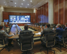 O secretário nacional de Habitação, Alfredo Santos, e o governador Carlos Massa Ratinho Junior conversaram em Curitiba nesta segunda-feira (25) sobre as perspectivas de novos investimentos para o Paraná. Eles fizeram apresentações sobre as políticas públicas dos executivos federal e estadual para o setor a um público virtual formado por dezenas de prefeitos e gestores públicos do Estado, via videoconferência.