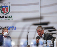 O secretário nacional de Habitação, Alfredo Santos, e o governador Carlos Massa Ratinho Junior conversaram em Curitiba nesta segunda-feira (25) sobre as perspectivas de novos investimentos para o Paraná. Eles fizeram apresentações sobre as políticas públicas dos executivos federal e estadual para o setor a um público virtual formado por dezenas de prefeitos e gestores públicos do Estado, via videoconferência.