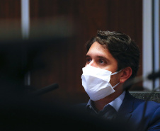 O secretário nacional de Habitação, Alfredo Santos, e o governador Carlos Massa Ratinho Junior conversaram em Curitiba nesta segunda-feira (25) sobre as perspectivas de novos investimentos para o Paraná. Eles fizeram apresentações sobre as políticas públicas dos executivos federal e estadual para o setor a um público virtual formado por dezenas de prefeitos e gestores públicos do Estado, via videoconferência.