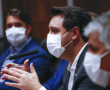O secretário nacional de Habitação, Alfredo Santos, e o governador Carlos Massa Ratinho Junior conversaram em Curitiba nesta segunda-feira (25) sobre as perspectivas de novos investimentos para o Paraná. Eles fizeram apresentações sobre as políticas públicas dos executivos federal e estadual para o setor a um público virtual formado por dezenas de prefeitos e gestores públicos do Estado, via videoconferência.