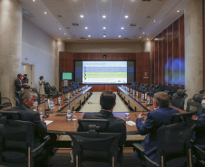 O secretário nacional de Habitação, Alfredo Santos, e o governador Carlos Massa Ratinho Junior conversaram em Curitiba nesta segunda-feira (25) sobre as perspectivas de novos investimentos para o Paraná. Eles fizeram apresentações sobre as políticas públicas dos executivos federal e estadual para o setor a um público virtual formado por dezenas de prefeitos e gestores públicos do Estado, via videoconferência.
