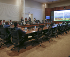 O secretário nacional de Habitação, Alfredo Santos, e o governador Carlos Massa Ratinho Junior conversaram em Curitiba nesta segunda-feira (25) sobre as perspectivas de novos investimentos para o Paraná. Eles fizeram apresentações sobre as políticas públicas dos executivos federal e estadual para o setor a um público virtual formado por dezenas de prefeitos e gestores públicos do Estado, via videoconferência.