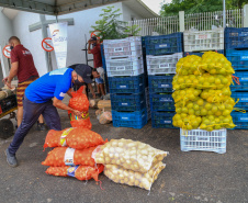 Permissionários atacadistas da Ceasa Curitiba fazem doação 25 toneladas de alimentos para entidades beneficentes de Curitiba e Região Metropolitana, além de famílias atingidas pelas chuvas em Irati, na região Centro-Sul do Estado. - Curitiba, 29/01/2021  -  Foto: Veldelino Pontes