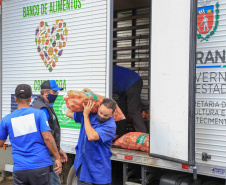 Permissionários atacadistas da Ceasa Curitiba fazem doação 25 toneladas de alimentos para entidades beneficentes de Curitiba e Região Metropolitana, além de famílias atingidas pelas chuvas em Irati, na região Centro-Sul do Estado. - Curitiba, 29/01/2021  -  Foto: Veldelino Pontes