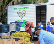 Permissionários atacadistas da Ceasa Curitiba fazem doação 25 toneladas de alimentos para entidades beneficentes de Curitiba e Região Metropolitana, além de famílias atingidas pelas chuvas em Irati, na região Centro-Sul do Estado. - Curitiba, 29/01/2021  -  Foto: Veldelino Pontes