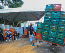 Permissionários atacadistas da Ceasa Curitiba fazem doação 25 toneladas de alimentos para entidades beneficentes de Curitiba e Região Metropolitana, além de famílias atingidas pelas chuvas em Irati, na região Centro-Sul do Estado. - Curitiba, 29/01/2021  -  Foto: Veldelino Pontes