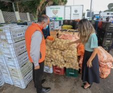 Permissionários atacadistas da Ceasa Curitiba fazem doação 25 toneladas de alimentos para entidades beneficentes de Curitiba e Região Metropolitana, além de famílias atingidas pelas chuvas em Irati, na região Centro-Sul do Estado. - Curitiba, 29/01/2021  -  Foto: Veldelino Pontes