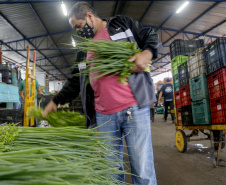 Permissionários atacadistas da Ceasa Curitiba fazem doação 25 toneladas de alimentos para entidades beneficentes de Curitiba e Região Metropolitana, além de famílias atingidas pelas chuvas em Irati, na região Centro-Sul do Estado. - Curitiba, 29/01/2021  - Foto: Gilson Abreu/AEN