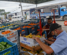 Permissionários atacadistas da Ceasa Curitiba fazem doação 25 toneladas de alimentos para entidades beneficentes de Curitiba e Região Metropolitana, além de famílias atingidas pelas chuvas em Irati, na região Centro-Sul do Estado. - Curitiba, 29/01/2021  - Foto: Gilson Abreu/AEN