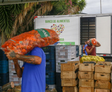 Permissionários atacadistas da Ceasa Curitiba fazem doação 25 toneladas de alimentos para entidades beneficentes de Curitiba e Região Metropolitana, além de famílias atingidas pelas chuvas em Irati, na região Centro-Sul do Estado. - Curitiba, 29/01/2021  - Foto: Gilson Abreu/AEN