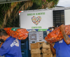 Permissionários atacadistas da Ceasa Curitiba fazem doação 25 toneladas de alimentos para entidades beneficentes de Curitiba e Região Metropolitana, além de famílias atingidas pelas chuvas em Irati, na região Centro-Sul do Estado. - Curitiba, 29/01/2021  - Foto: Gilson Abreu/AEN