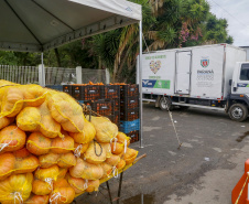 Permissionários atacadistas da Ceasa Curitiba fazem doação 25 toneladas de alimentos para entidades beneficentes de Curitiba e Região Metropolitana, além de famílias atingidas pelas chuvas em Irati, na região Centro-Sul do Estado. - Curitiba, 29/01/2021  - Foto: Gilson Abreu/AEN