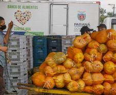 Permissionários atacadistas da Ceasa Curitiba fazem doação 25 toneladas de alimentos para entidades beneficentes de Curitiba e Região Metropolitana, além de famílias atingidas pelas chuvas em Irati, na região Centro-Sul do Estado. - Curitiba, 29/01/2021  - Foto: Gilson Abreu/AEN