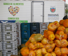 Permissionários atacadistas da Ceasa Curitiba fazem doação 25 toneladas de alimentos para entidades beneficentes de Curitiba e Região Metropolitana, além de famílias atingidas pelas chuvas em Irati, na região Centro-Sul do Estado. - Curitiba, 29/01/2021  - Foto: Gilson Abreu/AEN