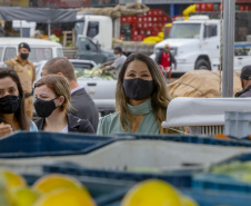 Permissionários atacadistas da Ceasa Curitiba fazem doação 25 toneladas de alimentos para entidades beneficentes de Curitiba e Região Metropolitana, além de famílias atingidas pelas chuvas em Irati, na região Centro-Sul do Estado. - Curitiba, 29/01/2021  - Foto: Gilson Abreu/AEN