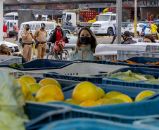 Permissionários atacadistas da Ceasa Curitiba fazem doação 25 toneladas de alimentos para entidades beneficentes de Curitiba e Região Metropolitana, além de famílias atingidas pelas chuvas em Irati, na região Centro-Sul do Estado. - Curitiba, 29/01/2021  - Foto: Gilson Abreu/AEN