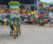 Permissionários atacadistas da Ceasa Curitiba fazem doação 25 toneladas de alimentos para entidades beneficentes de Curitiba e Região Metropolitana, além de famílias atingidas pelas chuvas em Irati, na região Centro-Sul do Estado. - Curitiba, 29/01/2021  - Foto: Gilson Abreu/AEN