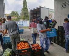 Vítimas da chuva recebem 25 toneladas de alimentos do Ceasa Paraná . IRATI.

Foto: Gilson Abreu/AEN