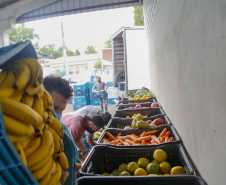 Vítimas da chuva recebem 25 toneladas de alimentos do Ceasa Paraná . IRATI.

Foto: Gilson Abreu/AEN