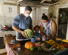 Vítimas da chuva recebem 25 toneladas de alimentos do Ceasa Paraná . IRATI.

Foto: Gilson Abreu/AEN