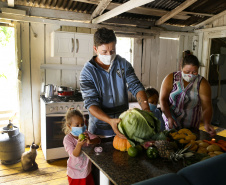 Vítimas da chuva recebem 25 toneladas de alimentos do Ceasa Paraná . IRATI.

Foto: Gilson Abreu/AEN