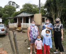 Vítimas da chuva recebem 25 toneladas de alimentos do Ceasa Paraná . IRATI.

Foto: Gilson Abreu/AEN