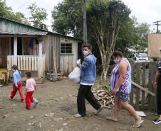 Vítimas da chuva recebem 25 toneladas de alimentos do Ceasa Paraná . IRATI.

Foto: Gilson Abreu/AEN