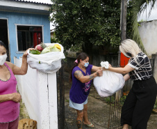 Vítimas da chuva recebem 25 toneladas de alimentos do Ceasa Paraná . IRATI.

Foto: Gilson Abreu/AEN