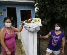 Vítimas da chuva recebem 25 toneladas de alimentos do Ceasa Paraná . IRATI.

Foto: Gilson Abreu/AEN