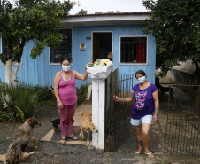 Vítimas da chuva recebem 25 toneladas de alimentos do Ceasa Paraná . IRATI.

Foto: Gilson Abreu/AEN