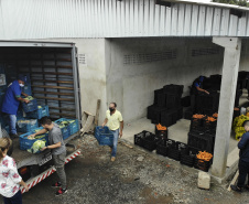 Vítimas da chuva recebem 25 toneladas de alimentos do Ceasa Paraná . IRATI.

Foto: Gilson Abreu/AEN