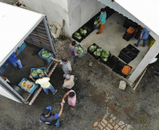 Vítimas da chuva recebem 25 toneladas de alimentos do Ceasa Paraná . IRATI.

Foto: Gilson Abreu/AEN