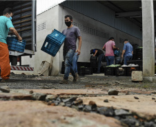 Vítimas da chuva recebem 25 toneladas de alimentos do Ceasa Paraná . IRATI.

Foto: Gilson Abreu/AEN