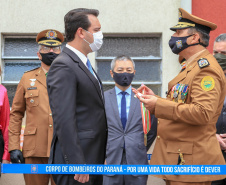 O governador Carlos Massa Ratinho Junior participou nesta sexta-feira (29) da troca do comando-geral do Corpo de Bombeiros do Paraná. Depois de dois anos como comandante, o coronel Samuel Prestes dá lugar ao coronel Gerson Gross, que até então respondia pelo comando da Academia Policial Militar do Guatupê.  -  Curitiba, 29/01/2021  -  Foto: Valdelino Alves Pontes