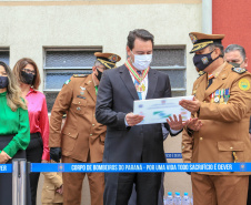 O governador Carlos Massa Ratinho Junior participou nesta sexta-feira (29) da troca do comando-geral do Corpo de Bombeiros do Paraná. Depois de dois anos como comandante, o coronel Samuel Prestes dá lugar ao coronel Gerson Gross, que até então respondia pelo comando da Academia Policial Militar do Guatupê.  -  Curitiba, 29/01/2021  -  Foto: Valdelino Alves Pontes
